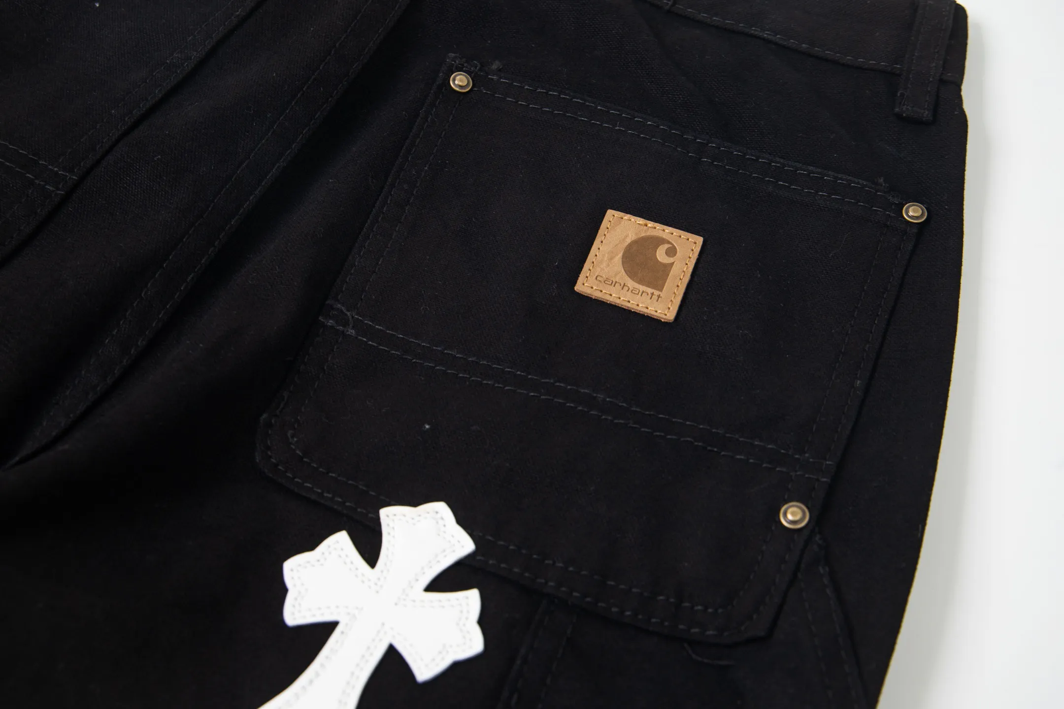 P260 Chrome Hearts co-branded Carhartt zipper leather jeans, priced at 16W+, patchwork cross pattern embellishment, high-waisted washed jeans! ! Absolutely high-end luxury products, 8W+ level god-level single products, super popular products, made with top heavy industry, a magic weapon that cannot be missed. About Kroxin This is an extremely luxurious fashion brand, which can also be called the nobles of the high street. It has always been an exclusive brand for some hipsters or the rich second generation. Compared with ordinary high streets, it is more luxurious and noble. Compared with luxury brands, it has a more fashionable personality and has always been a brand that I have a special liking for. Style number: 1772# Size: 28 30 32 34 36